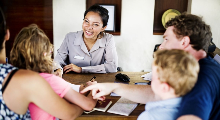 Hotelgäste Hotel Rezeption Foto iStock Rawpixel